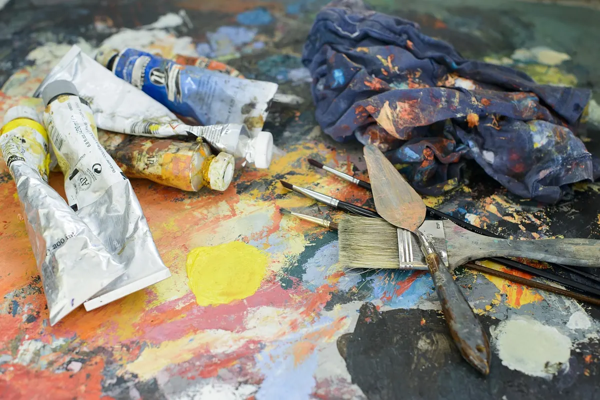 Acrylic vs Oil Paint on Canvas: A Beginner's Comparison